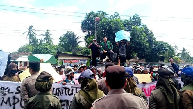 
					Ribuan Warga Way Terusan Demo di Kantor Bupati Lamteng, Desak Status Desa Definitif Segera Disahkan