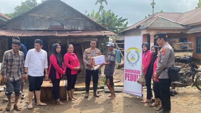 
					Kapolres Tanggamus Bersama Bhayangkari Bantu Warga Terdampak Banjir di Kecamatan BNS