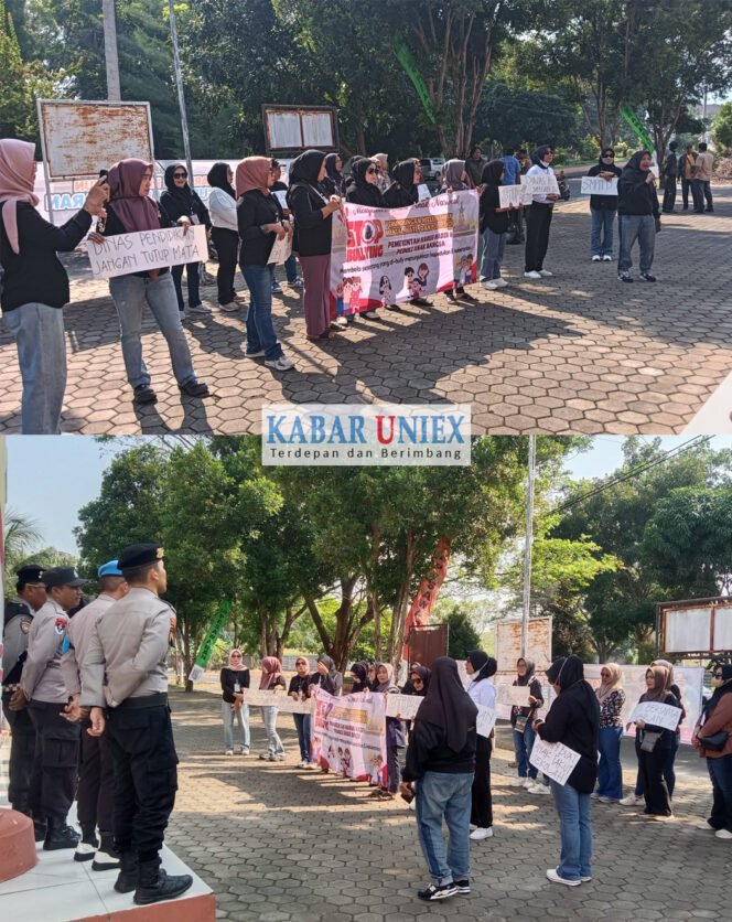 
					Puluhan Emak-Emak Desak Pemerintah Tangani Kasus Bullying di SMPN 19 Pesawaran