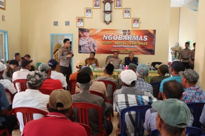 
					Kapolres Tanggamus Gelar Bhakti Sosial dan Ngobarmas di Pulau Tabuan