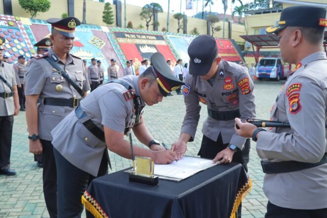 
					Kapolres Tanggamus Pimpin Penyerahan Jabatan Kabag SDM, Sertijab Kasat Lantas, Kapolsek Kota Agung dan Sumberejo