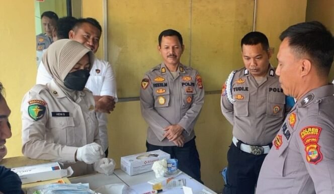 
					Sipropam Polres Tanggamus Test Urine Sejumlah Personil